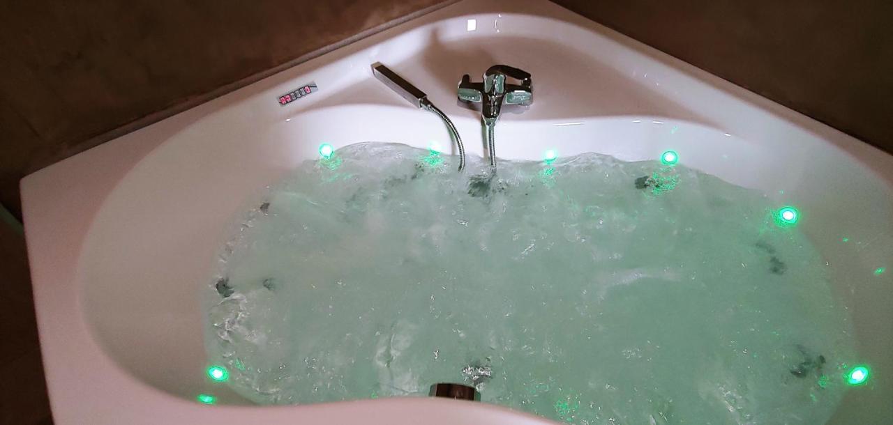 Chalet Tropical Avec Bain A Bulles - In The Woods Gesves Eksteriør billede